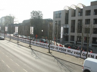 100 meter lang spandoek tegen dierproeven aan Universiteit Hasselt.