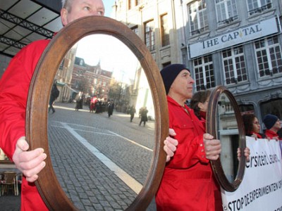 ADC-activisten hielden KU Leuven-personeel spiegels voor tijdens patroonsfeest.