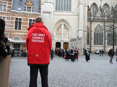 Boze ADC-apen bij uitreiking KU Leuven eredoctoraten!